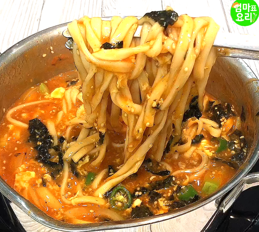 따뜻하고 얼큰한 ♥엄마표요리[얼큰장칼국수] - kakaoTV 따뜻하고 얼큰한 ♥엄마표요리[얼큰장칼국수]