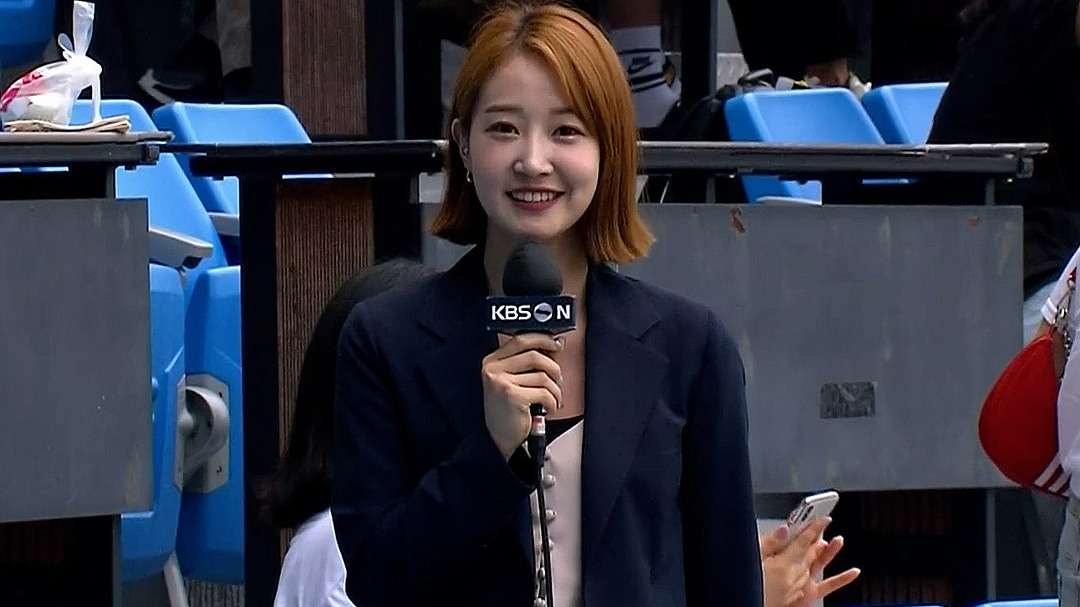 조은지 아나운서의 경기 전 그라운드 리포팅