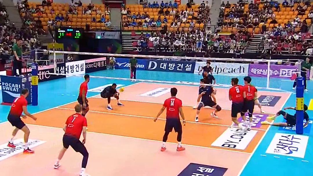 다음스포츠 | '숨 막히는 긴장감' 치열한 공방전을 치르는 대한항공과 베로 발리 몬차 / 4세트