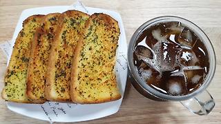 에어프라이어 요리]달콤바삭한 마늘빵 만들기 - Kakaotv