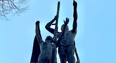 창원지검 마산지청
앞 벌거벗은
조각상의 정체