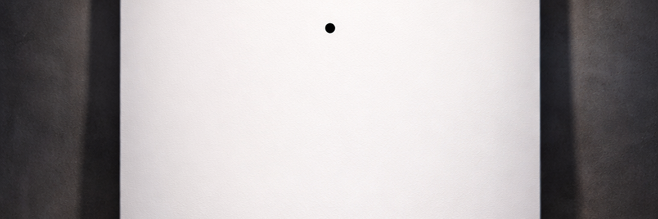 점 하나에 담긴 수십억의 반항