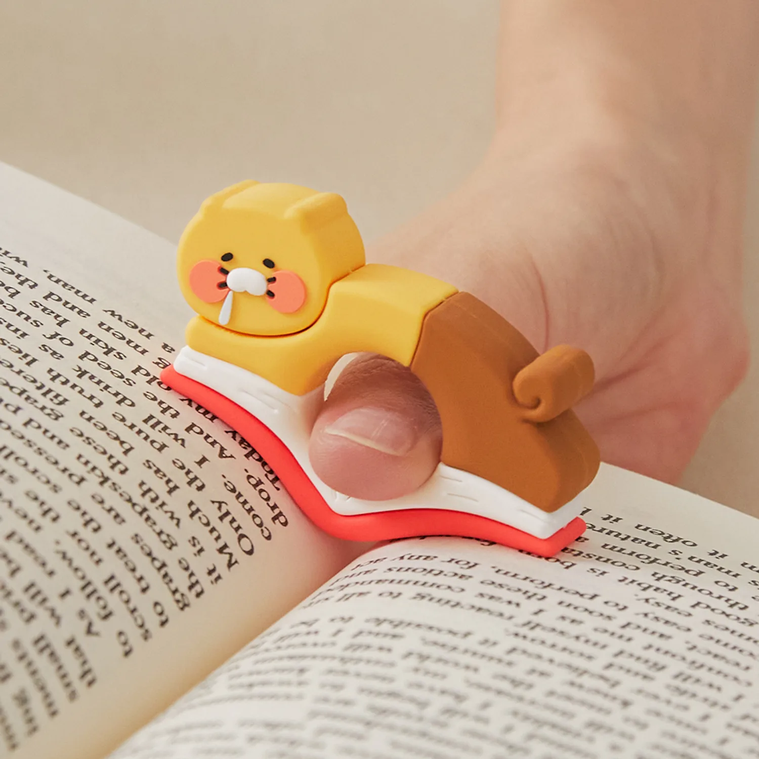 Chunsik is bookholding while reading_Chunsik