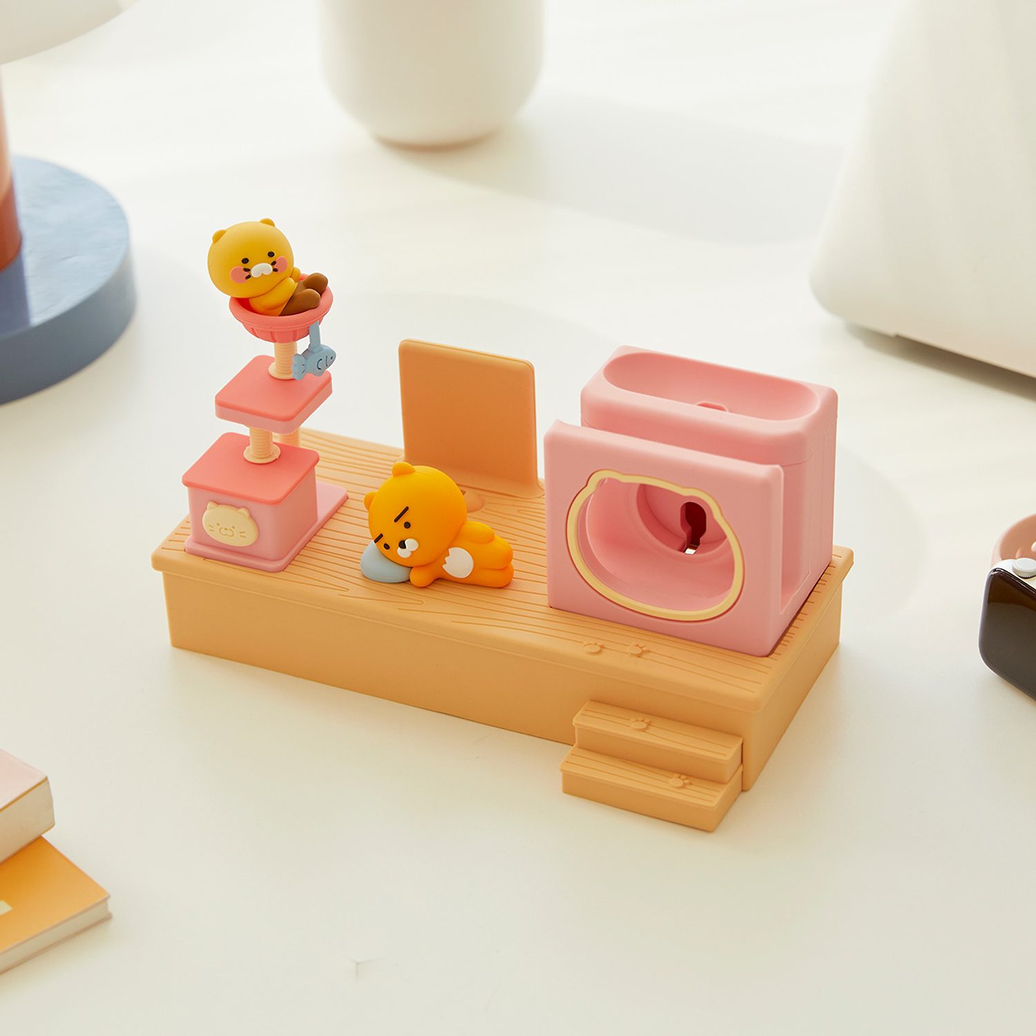 Triple Apple Charging Stand_Ryan Chunsik