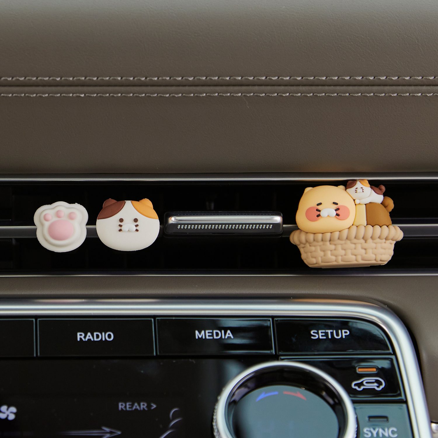 Baby cat car vent figure_Chunsik
