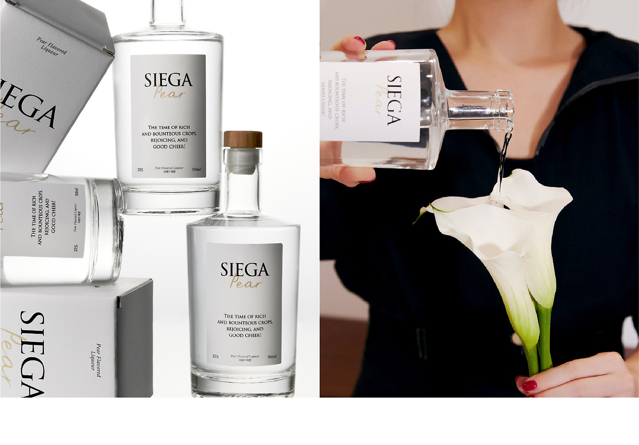 SIEGA Pear 리큐르를 흰 꽃 위에 따르는 손과 병 클로즈업