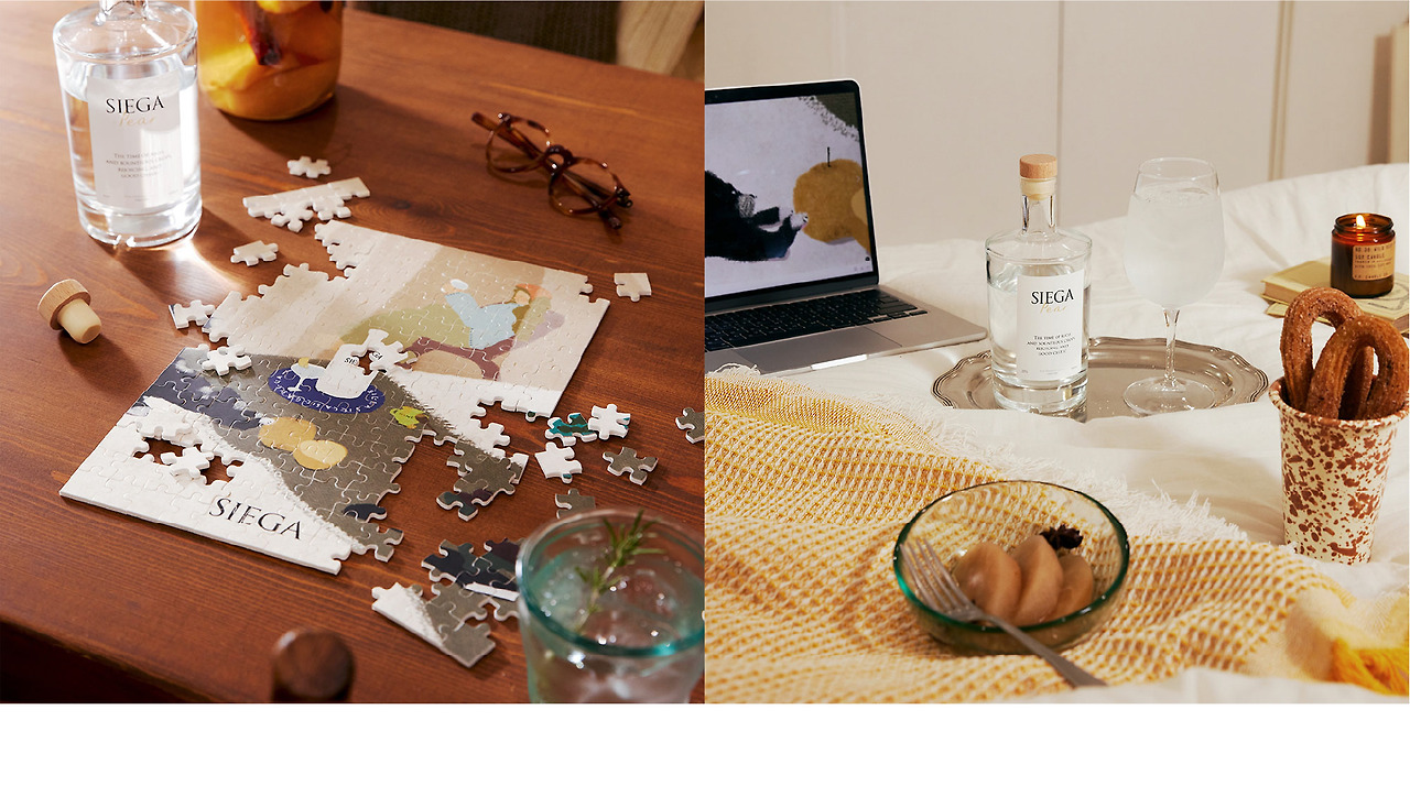 퍼즐과 소품이 놓인 테이블 위에 놓인 SIEGA Pear 리큐르 병과 노트북과 디저트가 놓인 테이블 위에 연출된 SIEGA Pear 리큐르 병