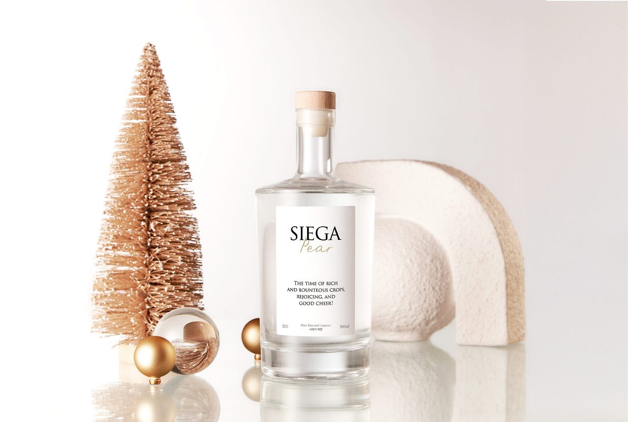식 오브제 옆에 놓인 SIEGA Pear 리큐르 병 연출 컷