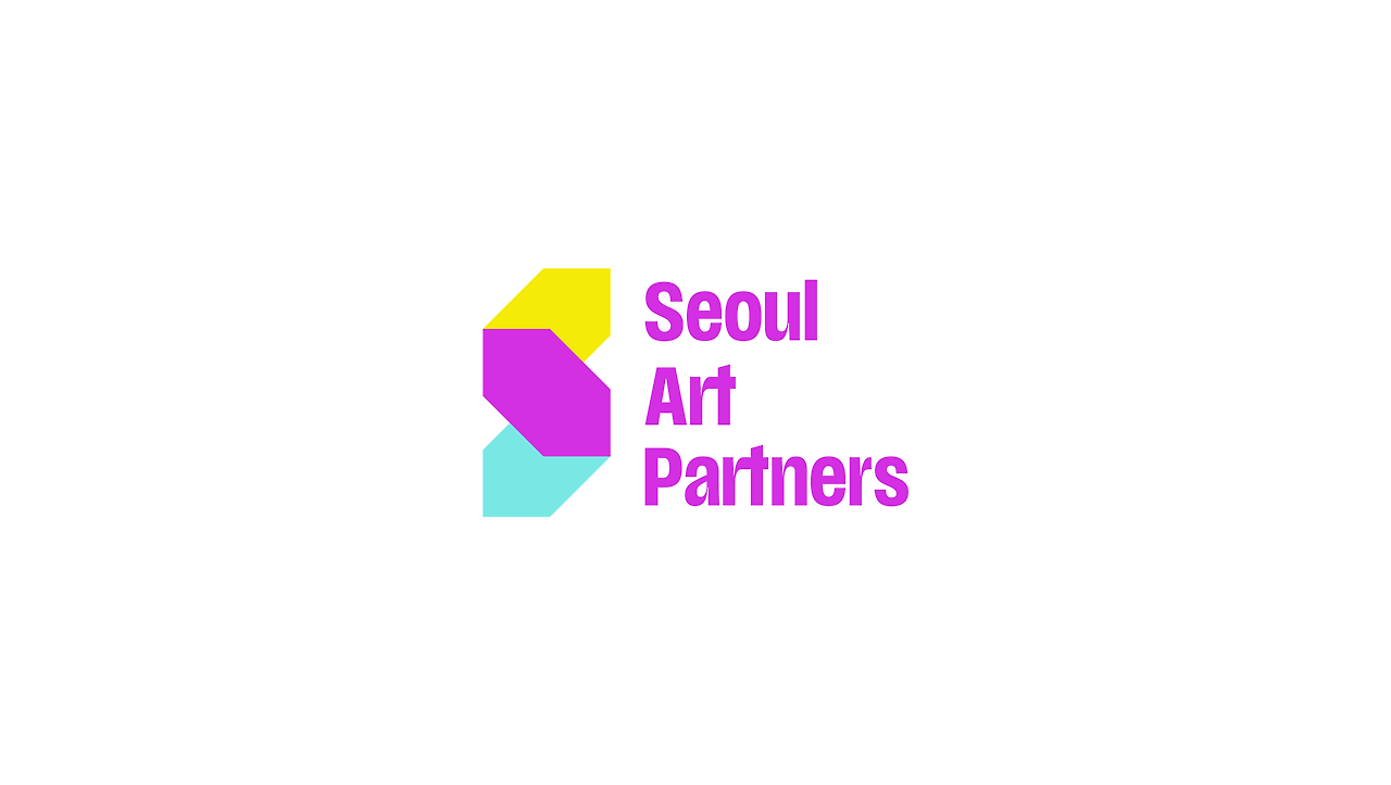 ‘Seoul Art Partners’ 텍스트와 S 형태의 컬러 심볼이 결합된 서울아트파트너스 메인 로고